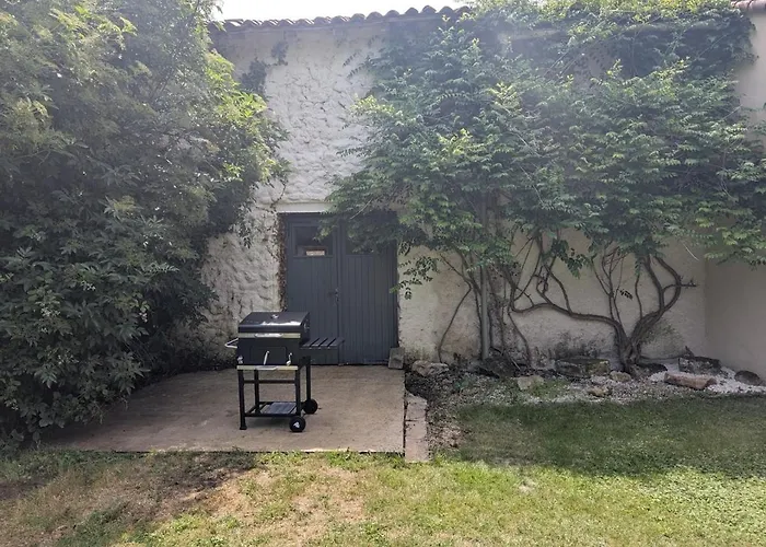 In Nanteuil-en-vallée *